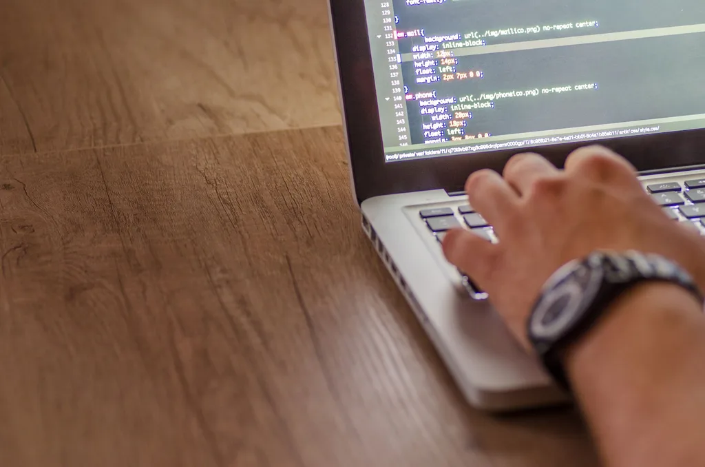Développeur web qui effectue une mise à jour de CMS WordPress en toute sécurité