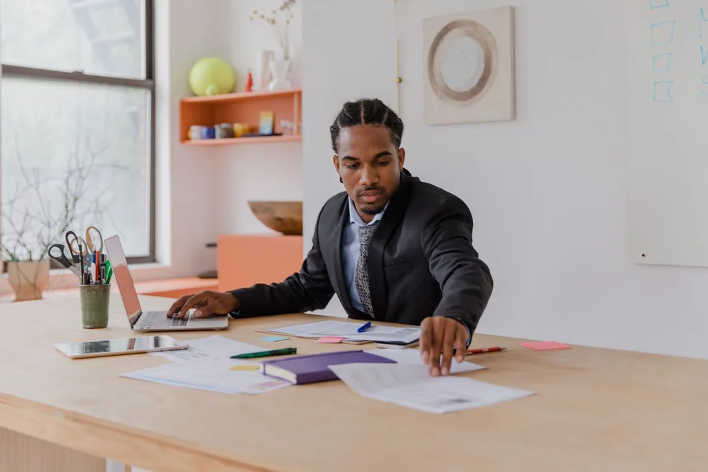 Dirigeant PME qui gère le contenu de son site via une interface d'administration web