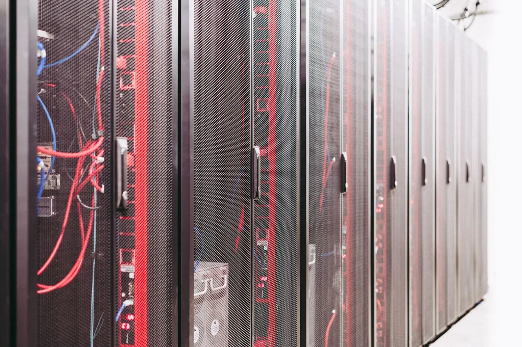 Technicien informatique qui effectue une sauvegarde et maintenance sécurisée de site web
