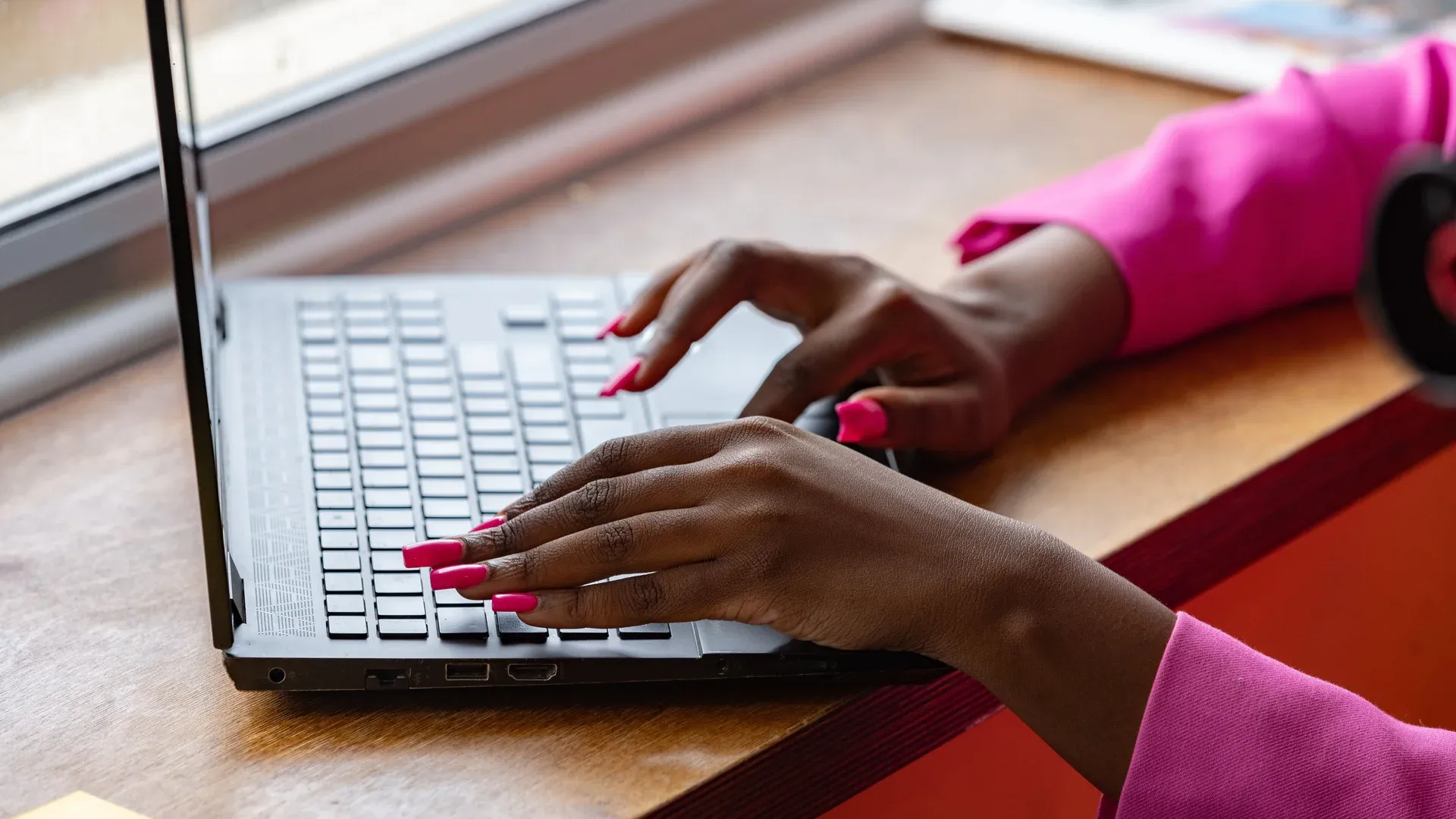Entrepreneur qui compare les plateformes e-commerce sur son ordinateur portable