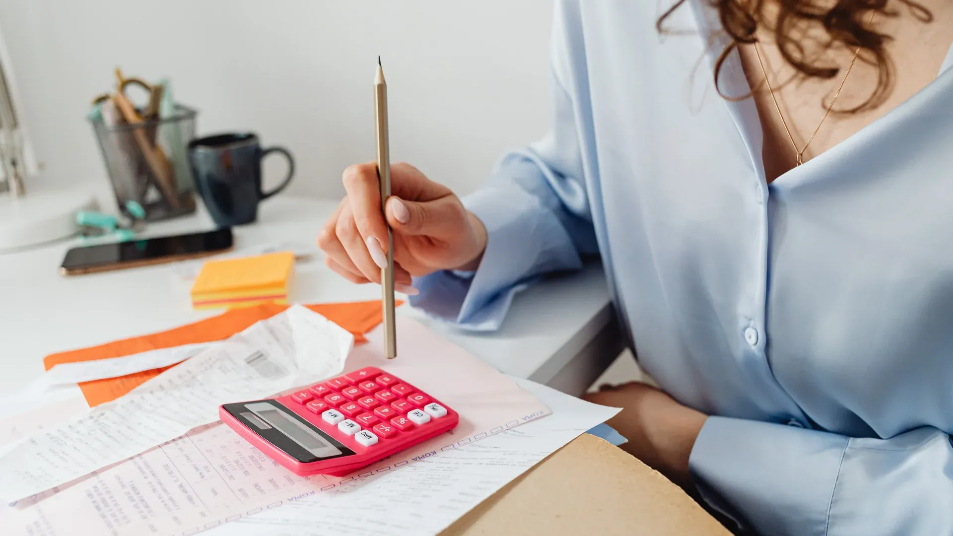 Dirigeante de PME qui calcule le budget réel de sa boutique en ligne sur trois ans