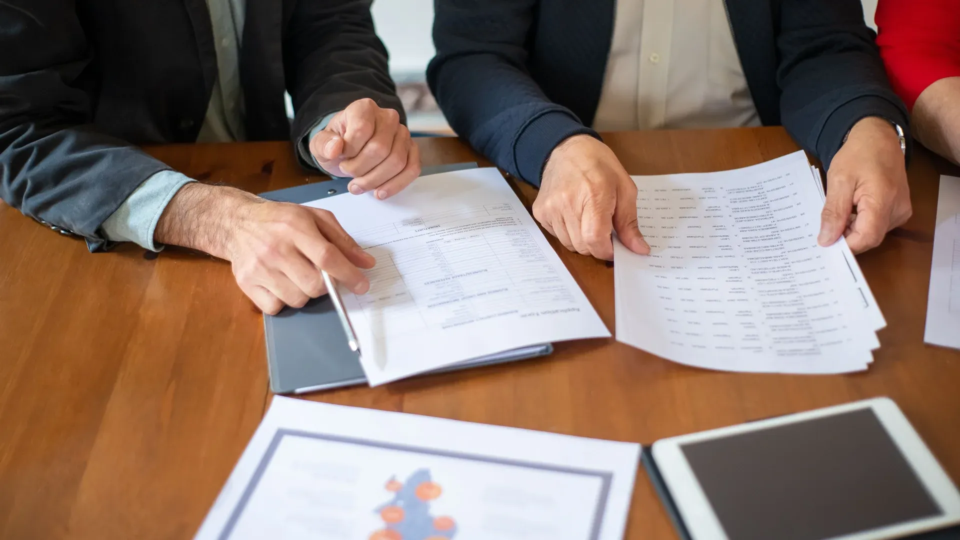 Responsable e-commerce qui relit son contrat d'abonnement de plateforme de vente