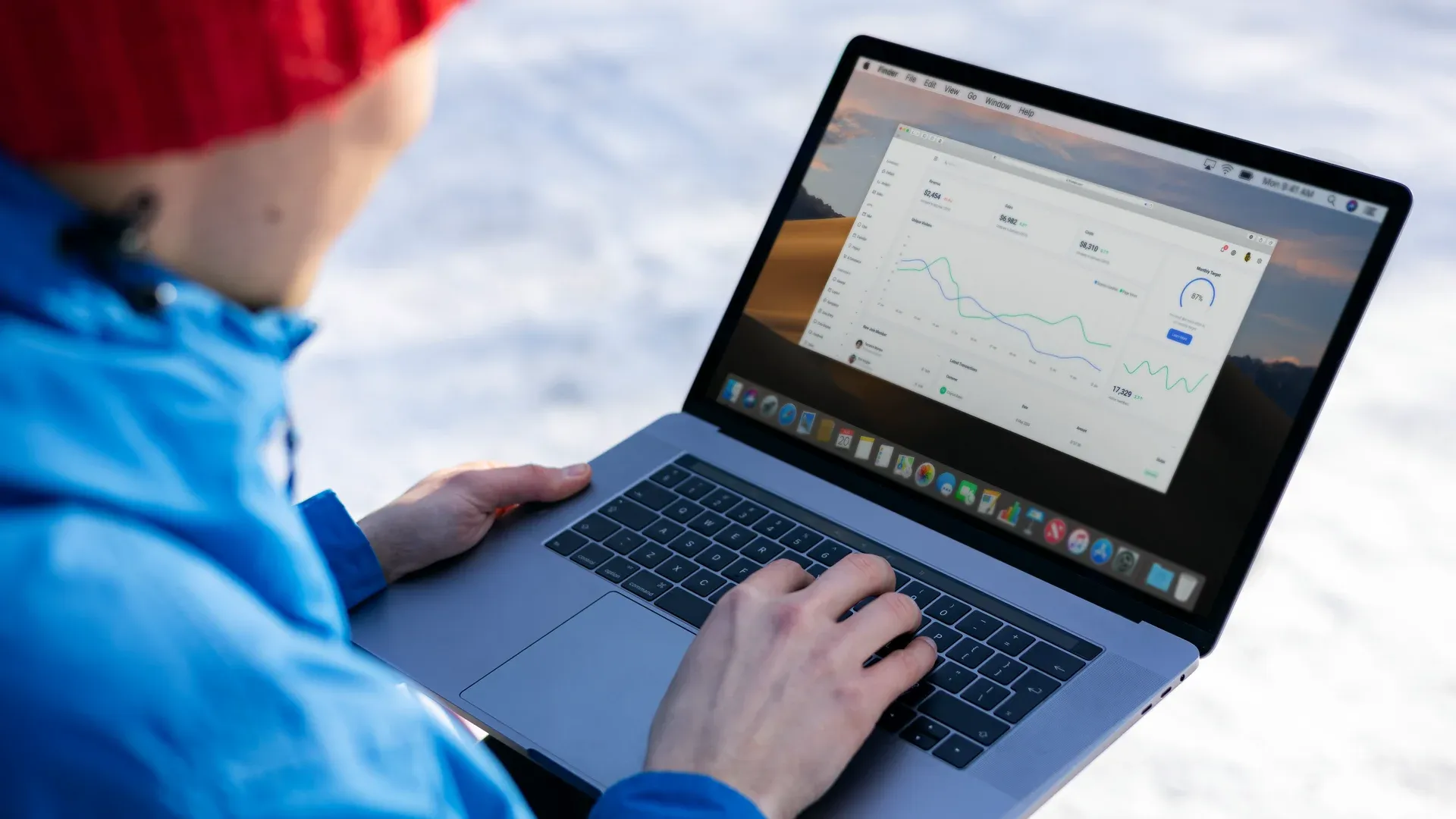 Gérant de boutique en ligne qui analyse le trafic SEO de son site e-commerce
