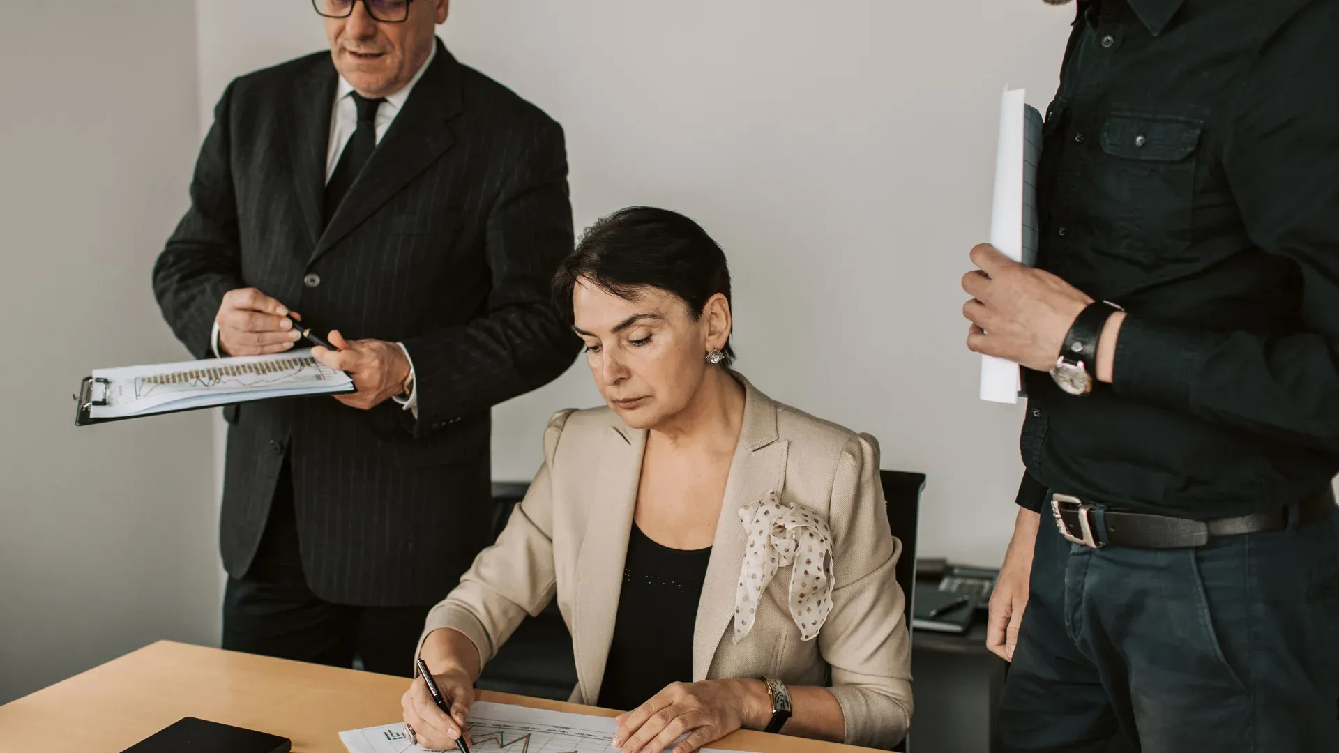 Équipe de PME en réunion pour choisir sa plateforme e-commerce en 2026