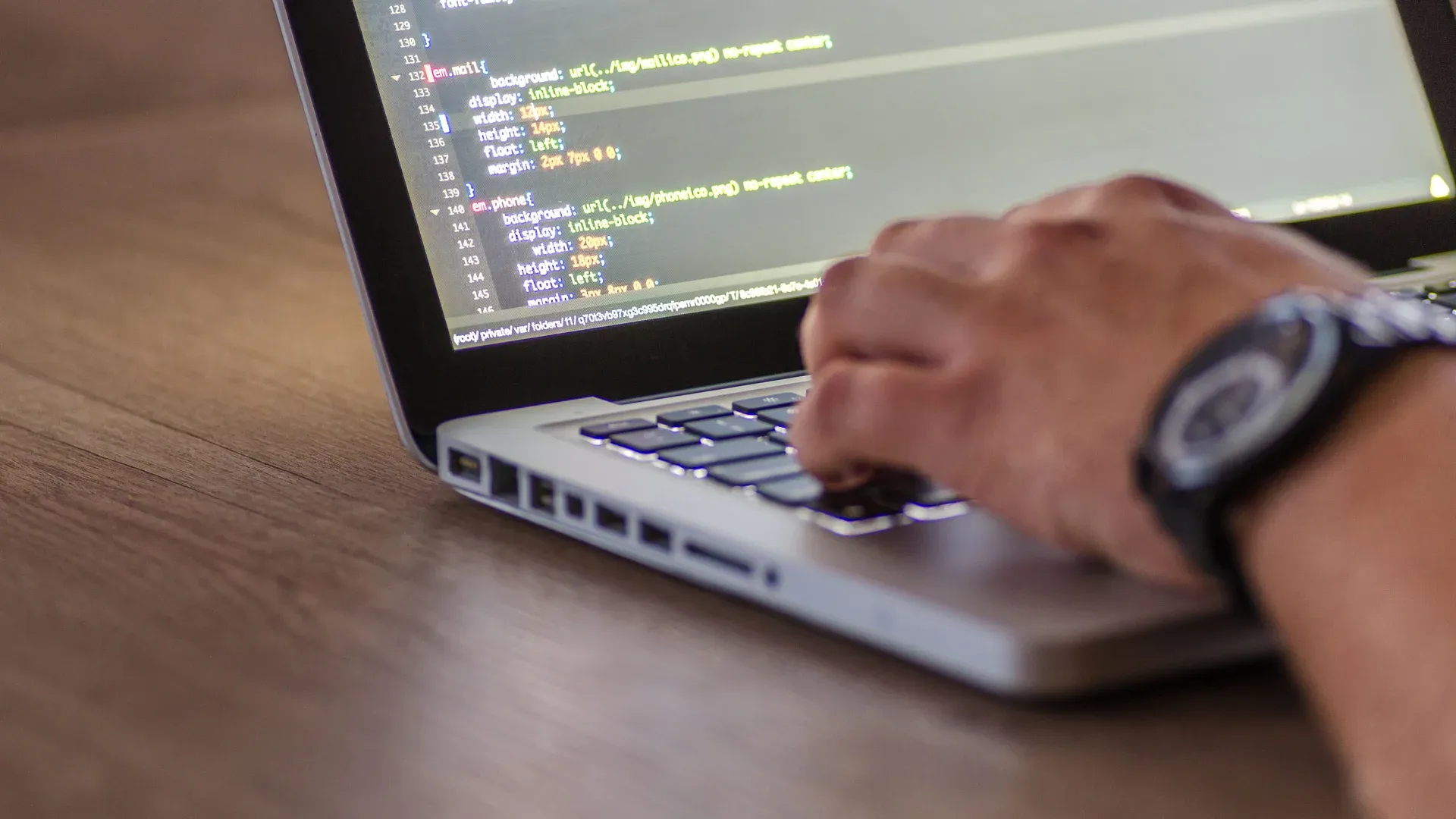 Équipe de développeurs d'agence web qui conçoit une boutique e-commerce sur-mesure